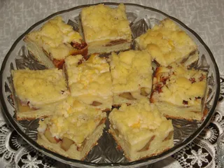 Ciasto drożdżowe z jabłkami, budyniem i kruszonką - 17