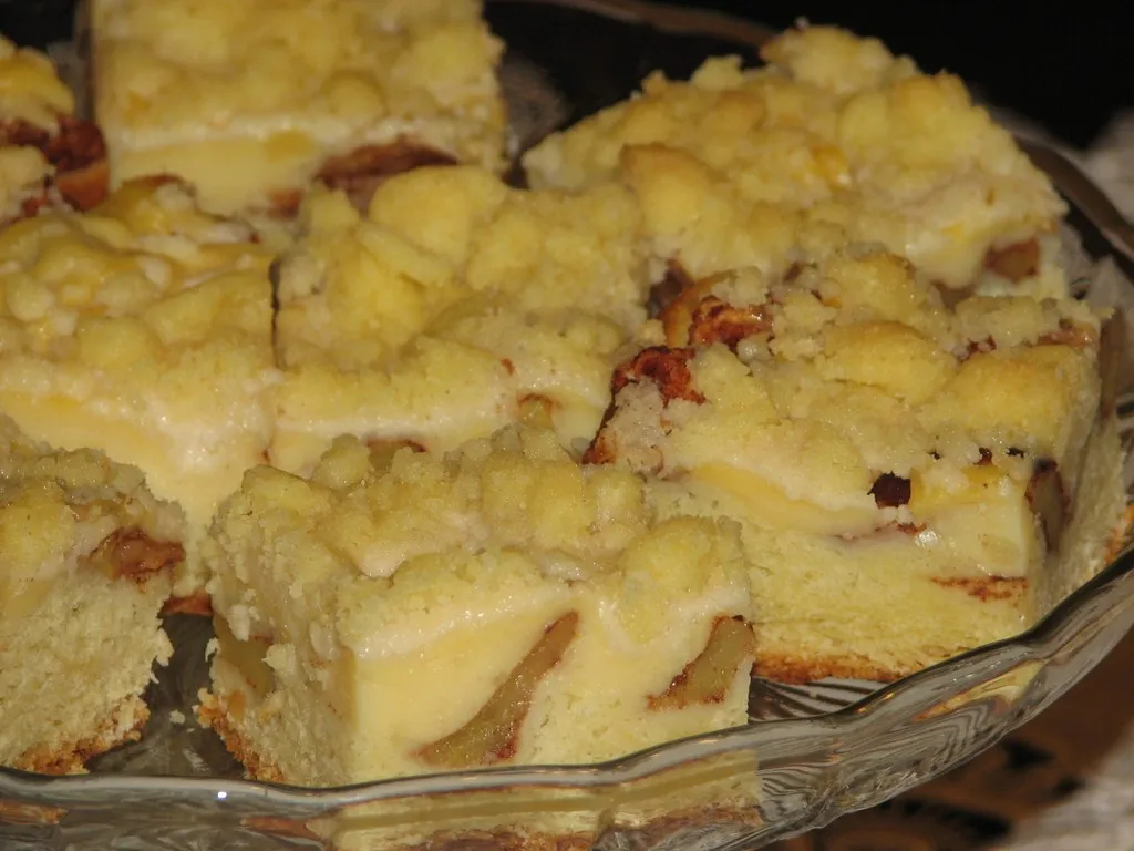 Ciasto drożdżowe z jabłkami, budyniem i kruszonką