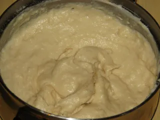Ciasto drożdżowe z jabłkami, budyniem i kruszonką - 5