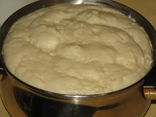 Ciasto drożdżowe z jabłkami, budyniem i kruszonką - 6