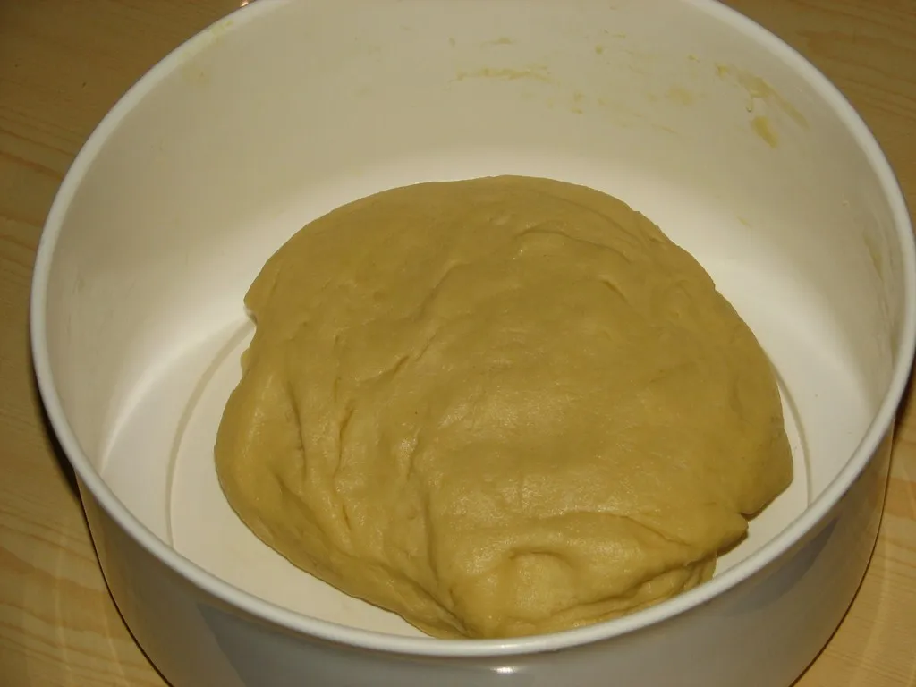 Ciasto drożdżowe z jabłkami, budyniem i kruszonką