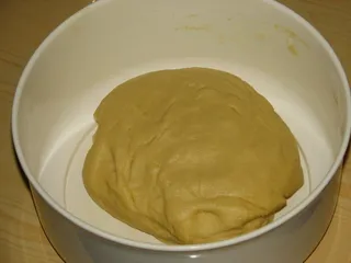Ciasto drożdżowe z jabłkami, budyniem i kruszonką - 8