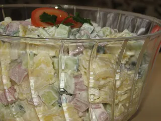 Sałatka z makaronem ravioli, szynką i zielonym ogórkiem - 1
