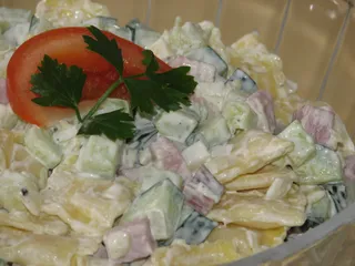 Sałatka z makaronem ravioli, szynką i zielonym ogórkiem - 2
