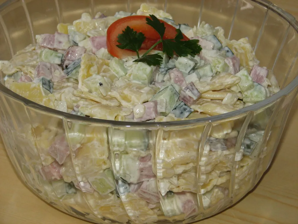 Sałatka z makaronem ravioli, szynką i zielonym ogórkiem