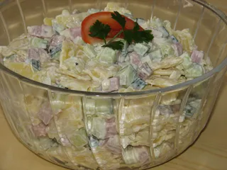 Sałatka z makaronem ravioli, szynką i zielonym ogórkiem - 3