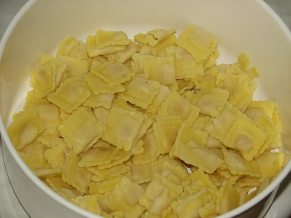 Sałatka z makaronem ravioli, szynką i zielonym ogórkiem