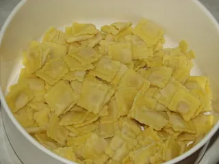 Sałatka z makaronem ravioli, szynką i zielonym ogórkiem - 4
