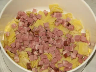 Sałatka z makaronem ravioli, szynką i zielonym ogórkiem - 5