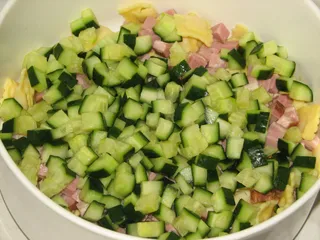 Sałatka z makaronem ravioli, szynką i zielonym ogórkiem - 6