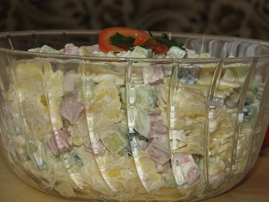 Sałatka z makaronem ravioli, szynką i zielonym ogórkiem