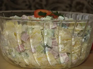 Sałatka z makaronem ravioli, szynką i zielonym ogórkiem - 8
