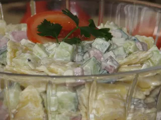 Sałatka z makaronem ravioli, szynką i zielonym ogórkiem - 9
