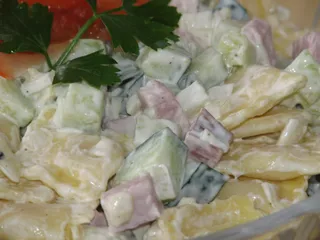 Sałatka z makaronem ravioli, szynką i zielonym ogórkiem - 10