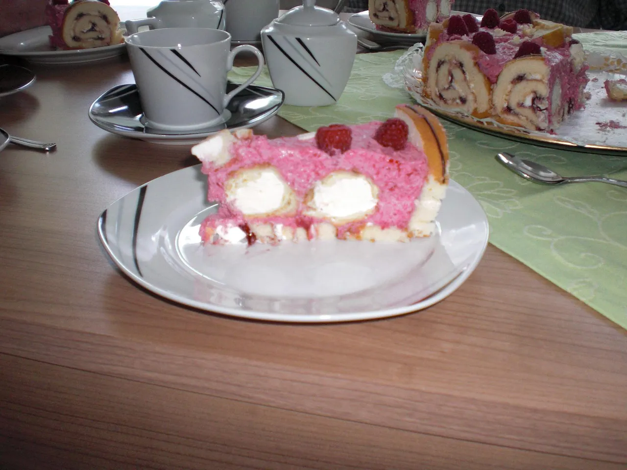 Torcik Malinowy Z Mini Ptysiami