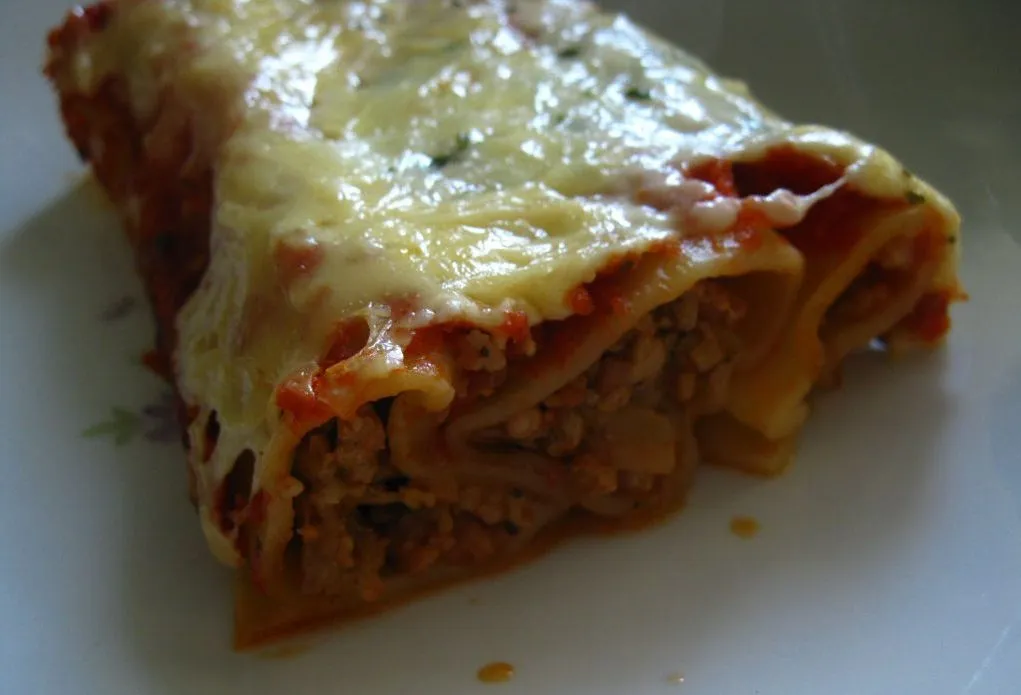 Cannelloni z mięsem mielonym i mozzarellą w pomidorowym sosie