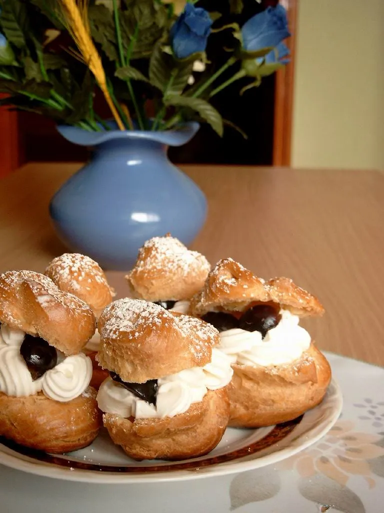 Ptysie z bitą śmietaną i owocami