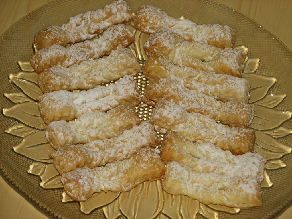 Lekkie faworki z ciasta francuskiego