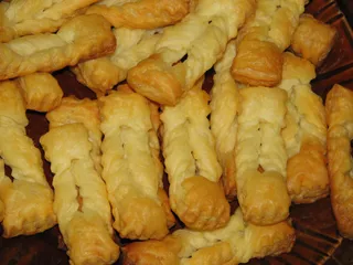 Lekkie faworki z ciasta francuskiego - 13