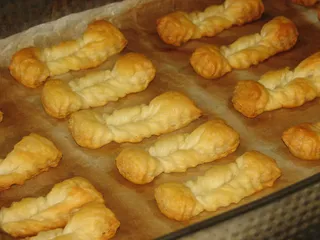 Lekkie faworki z ciasta francuskiego - 9