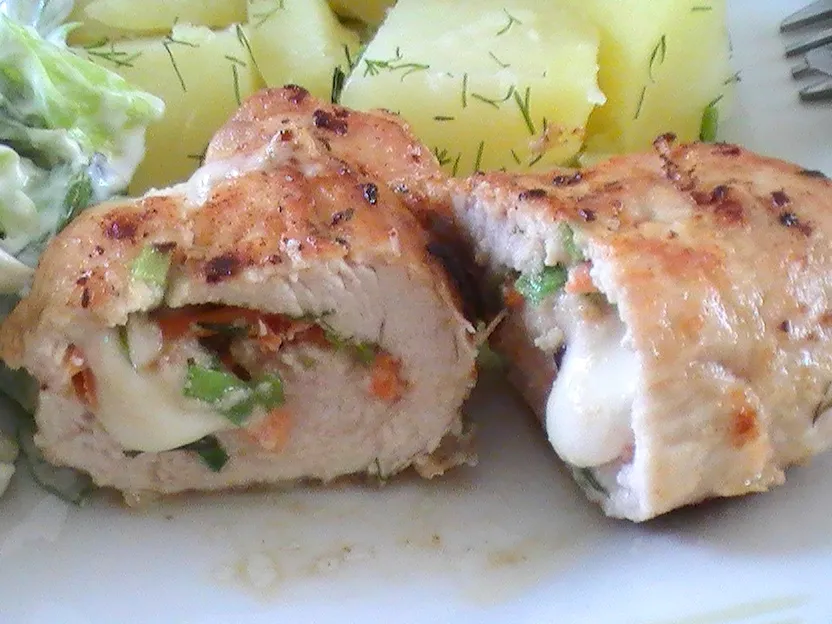 Roladki drobiowe z mozzarellą i warzywami