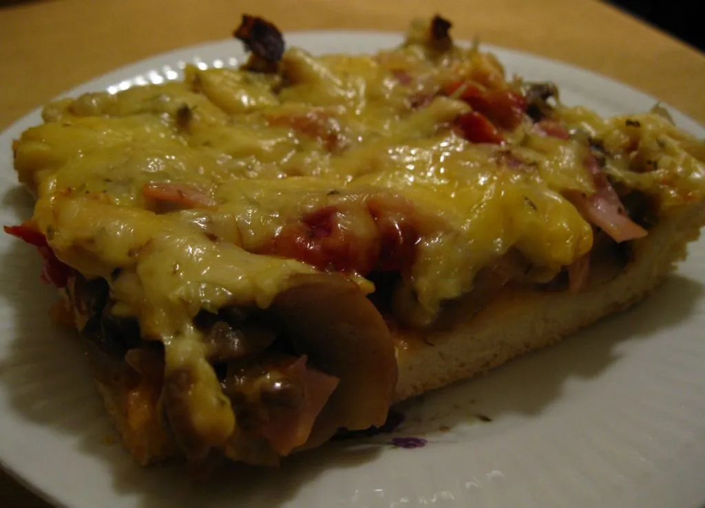 Pizza domowa z szynką i pieczarkami
