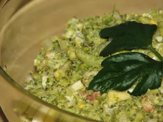 Lekka sałatka brokułowa z łososiem - 1