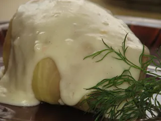 Gołąbki z pomidorem i metką łososiową w białym sosie - 1