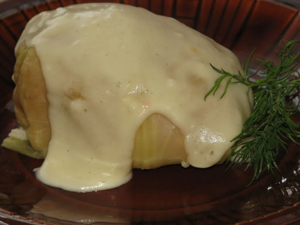 Gołąbki z pomidorem i metką łososiową w białym sosie