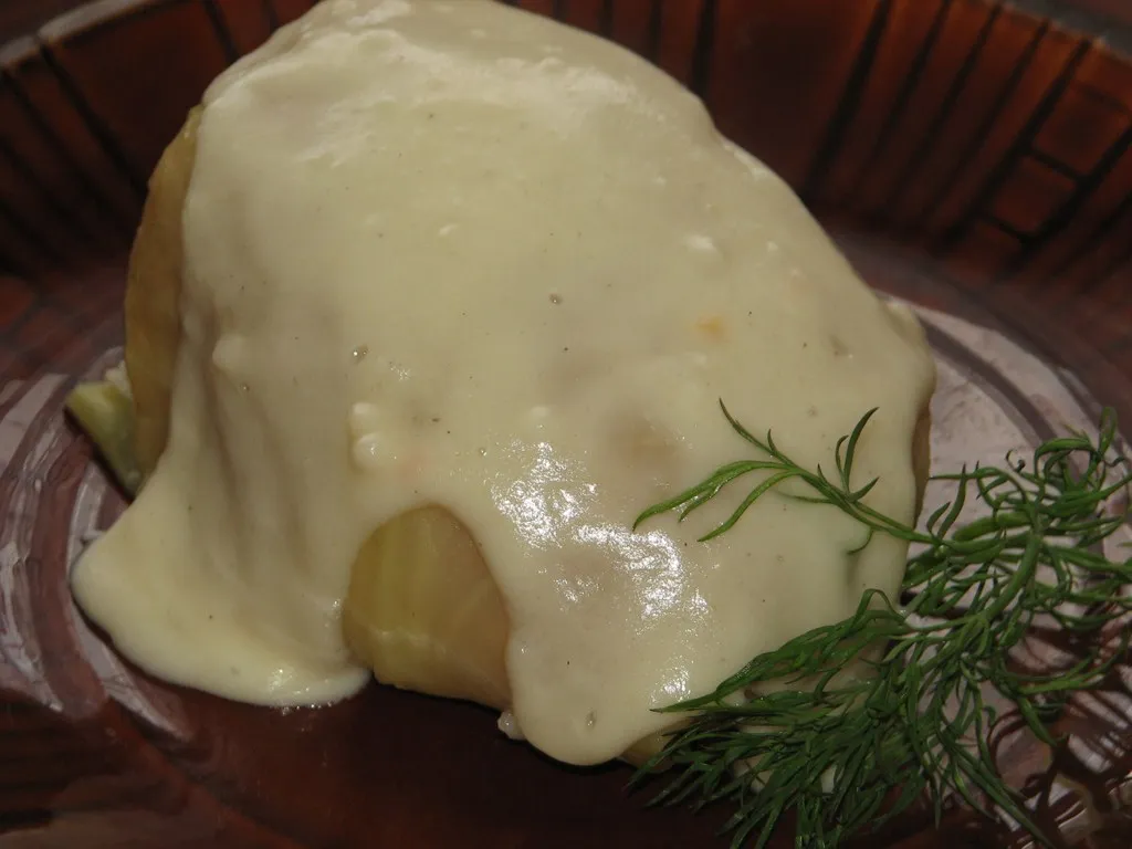 Gołąbki z pomidorem i metką łososiową w białym sosie