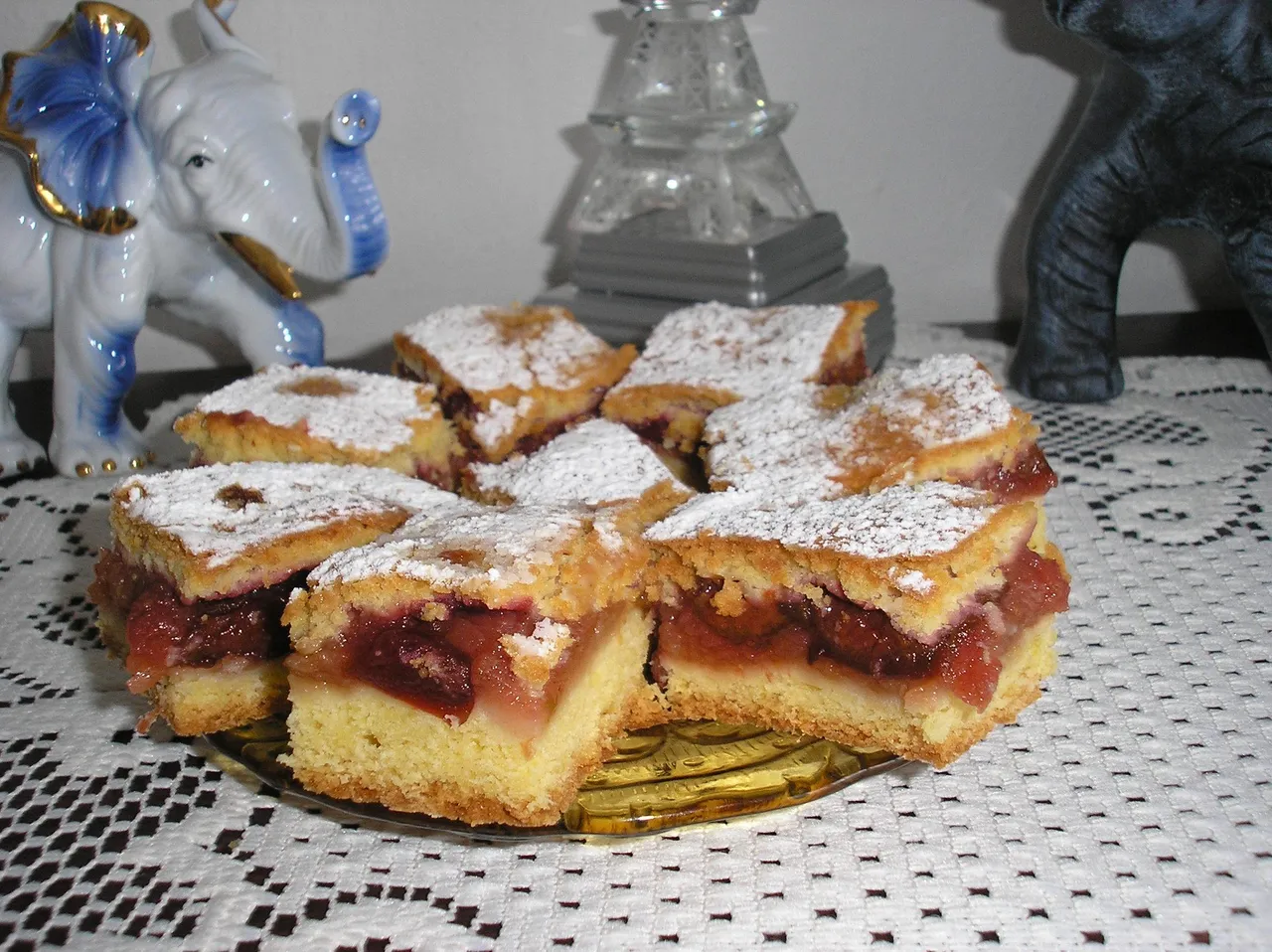 Kruche ciasto jabłkowo-śliwkowe