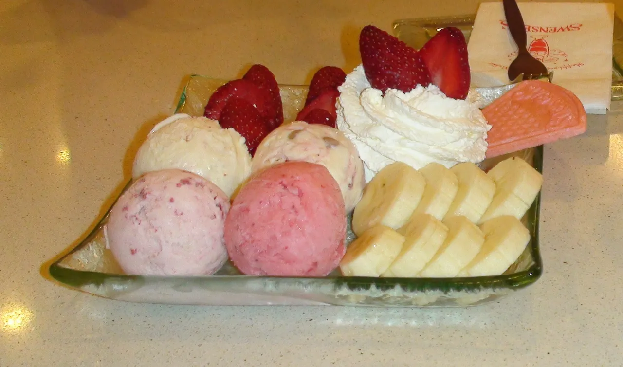 Lody z owocami i bitą śmietaną