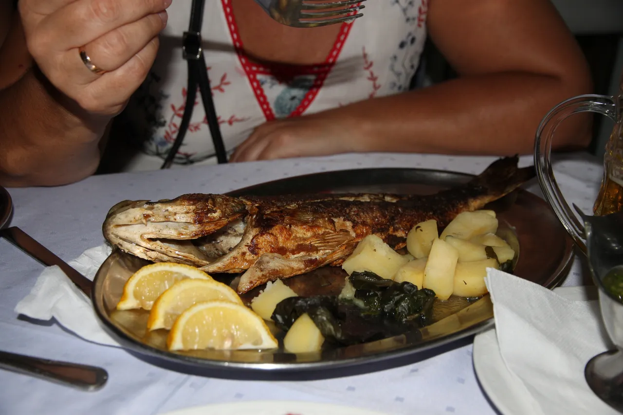 Pieczona dorada z ziemniakami i ziołami