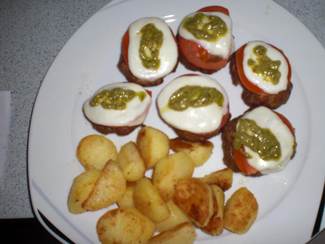 Kotlety mielone z pesto, pomidorami i mozzarellą