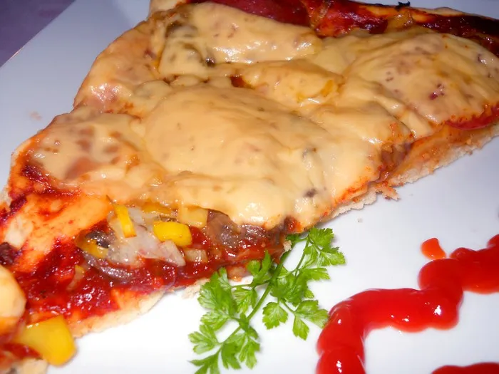 Domowa pizza z pieczarkami