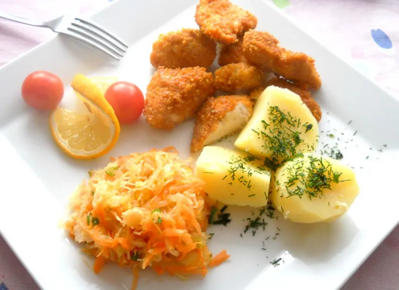 Nuggetsy z surówką
