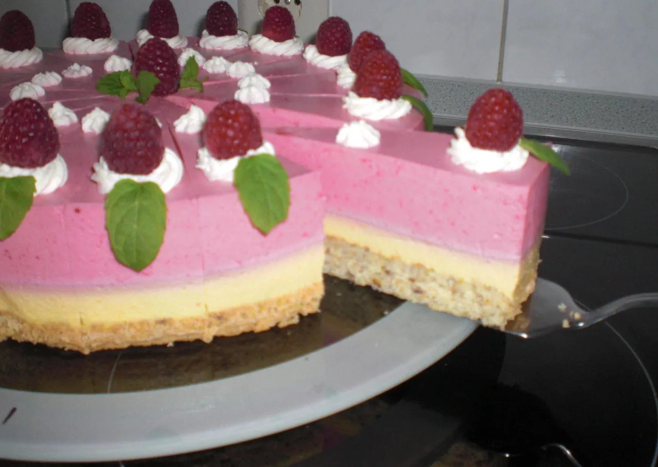 Tort malinowo-brzoskwiniowy na pistacjowym biszkopcie