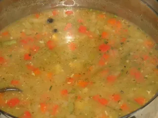 Dietetyczna zupa gulaszowa drobiowa na kolorowo - 8
