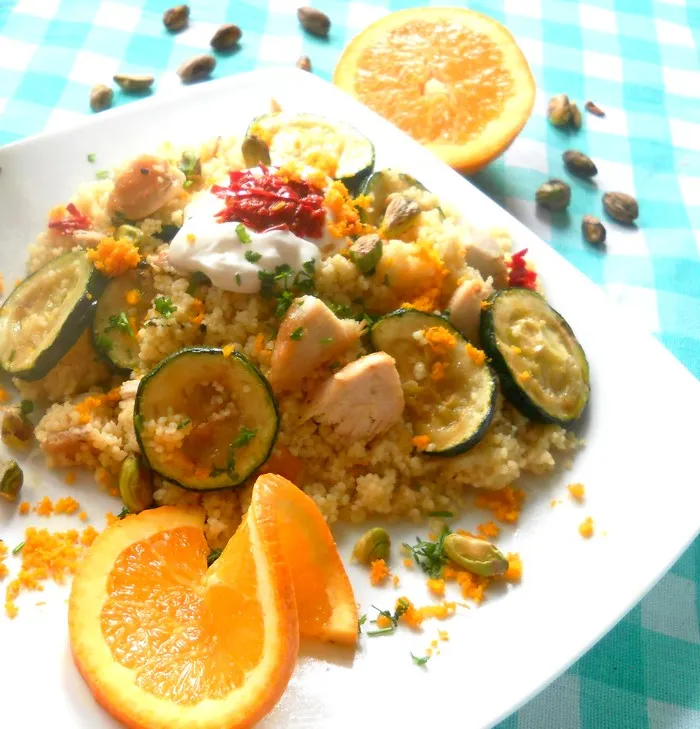 Sałatka z kaszy kuskus, kurczaka, pistacji z pastą harissa