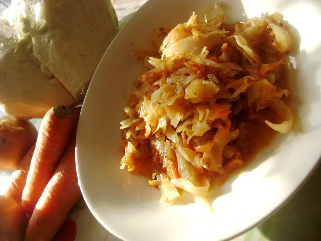 Kapusta duszona w pomidorach