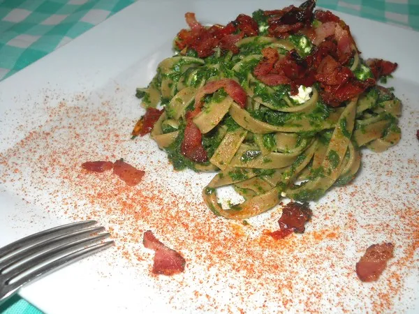 Tagliatelle ze szpinakiem bekonem i suszonymi pomidorami