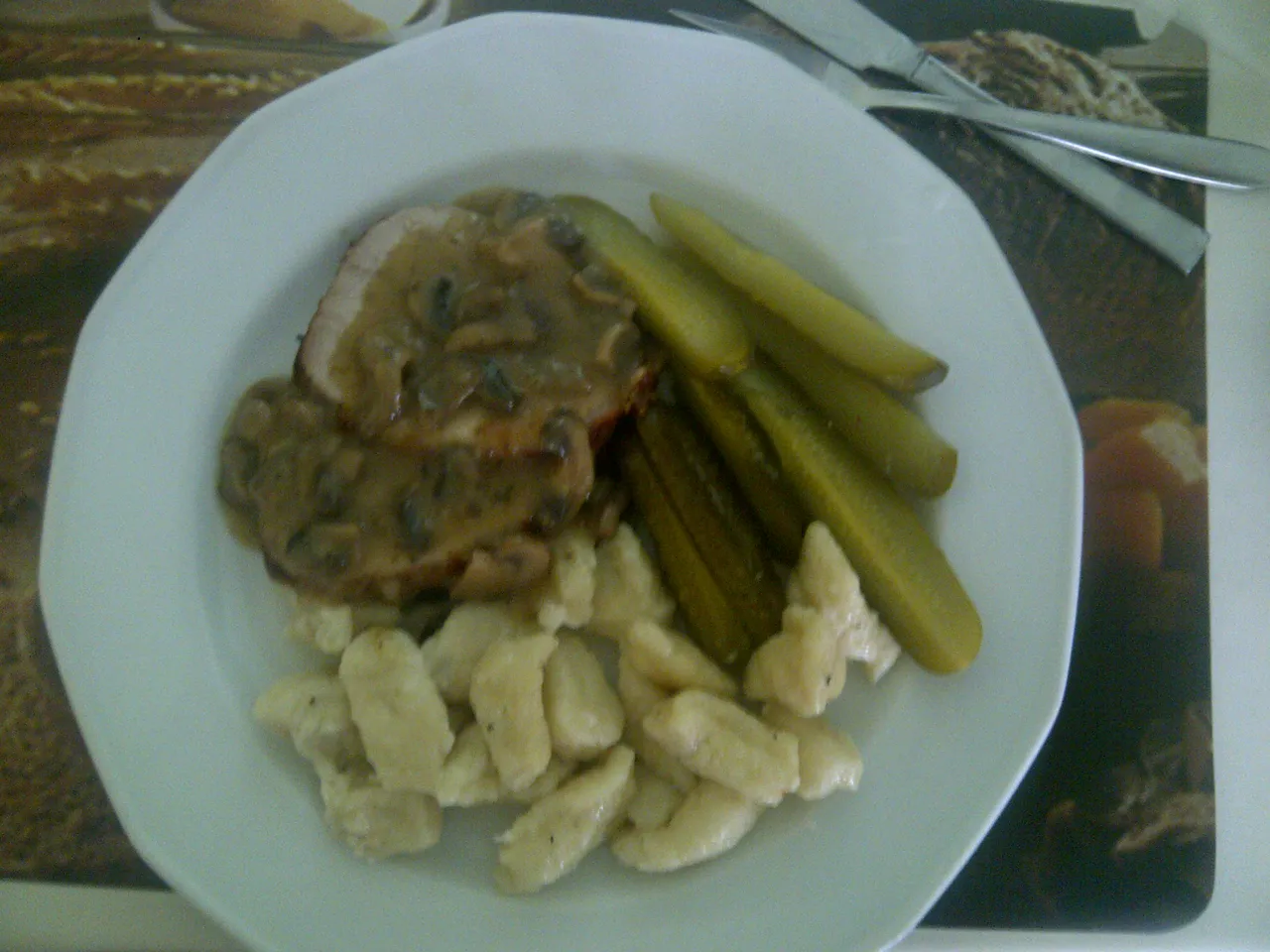 Schab pieczony w sosie pieczarkowym