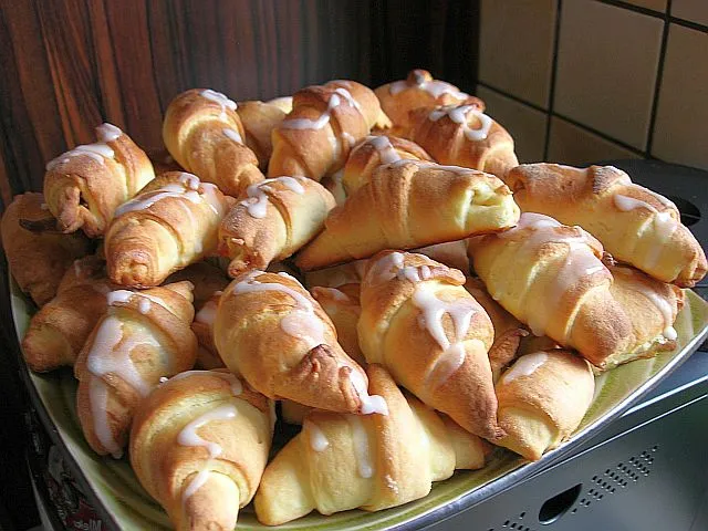 Rogaliki z marmoladą wiśniową
