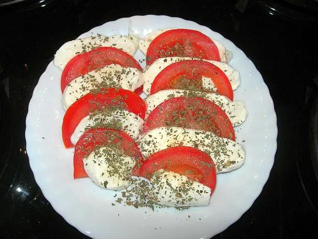 Mozzarella z pomidorem