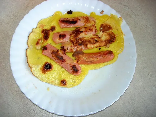 Omlet z parówkami