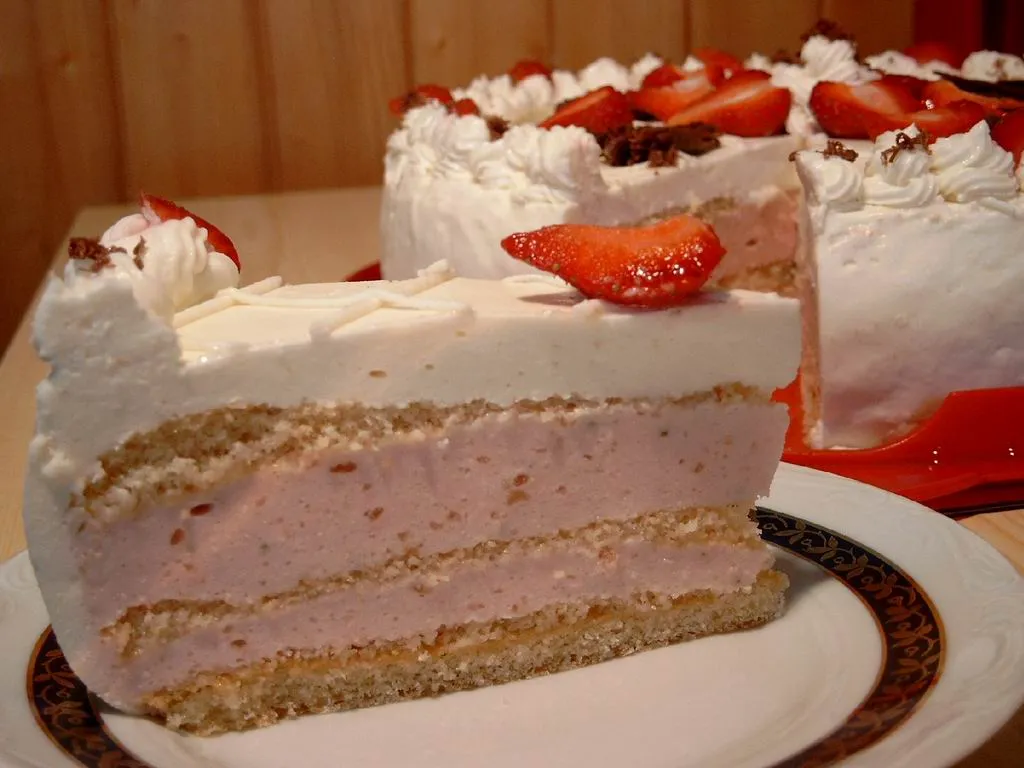 Tort z kremem truskawkowo-serowym