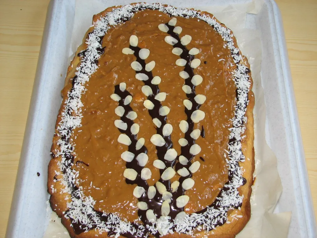 Wielkanocny mazurek z pyszną kajmakową masą