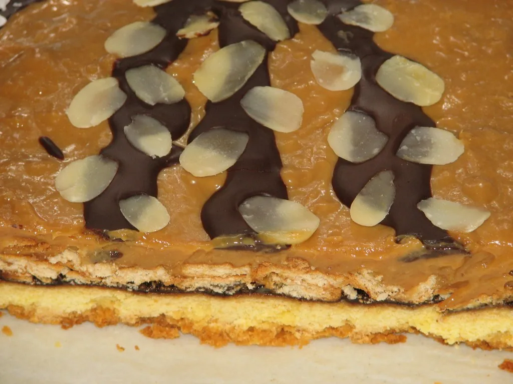 Wielkanocny mazurek z pyszną kajmakową masą