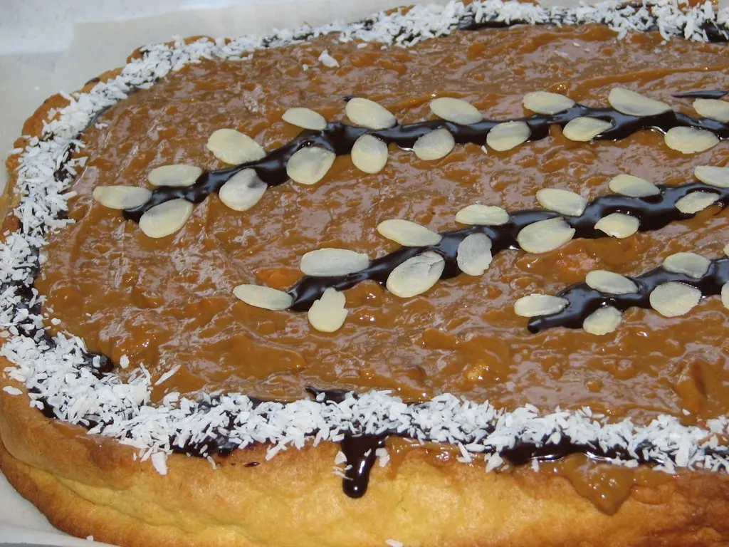Wielkanocny mazurek z pyszną kajmakową masą