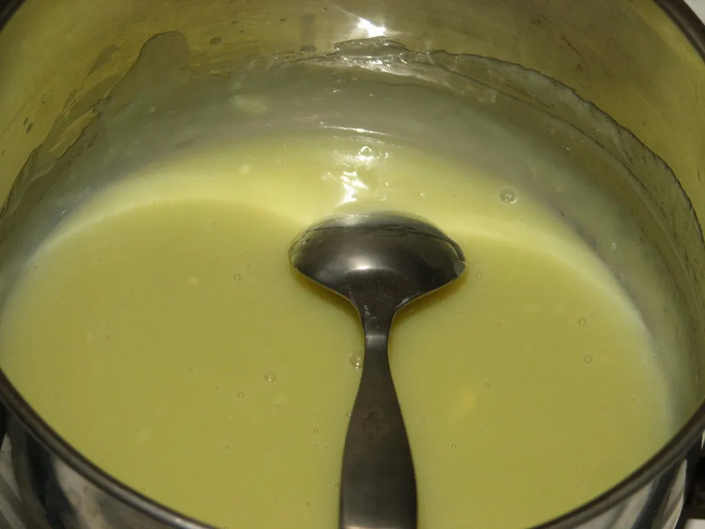 Wielkanocny mazurek z pyszną kajmakową masą